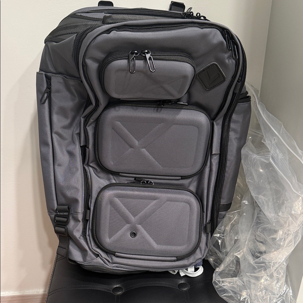 Veria Clamshell design Gray Backpack